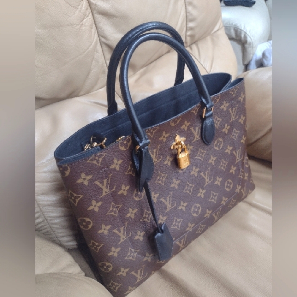 Authentic RARE & Retired Louis Vuitton Noir Flower Shoulder Bag🖤🤎 - Picture 2 of 16